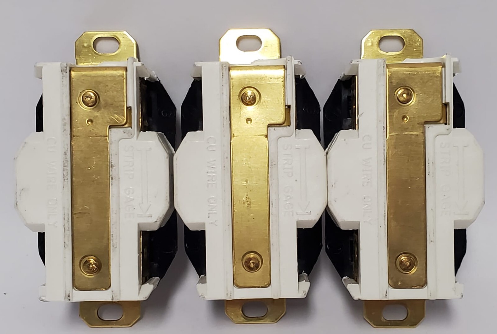 TWIST LOCK RECEPTACLE 30A.125/250V / 2710A HUBBELL – LOT OF 3