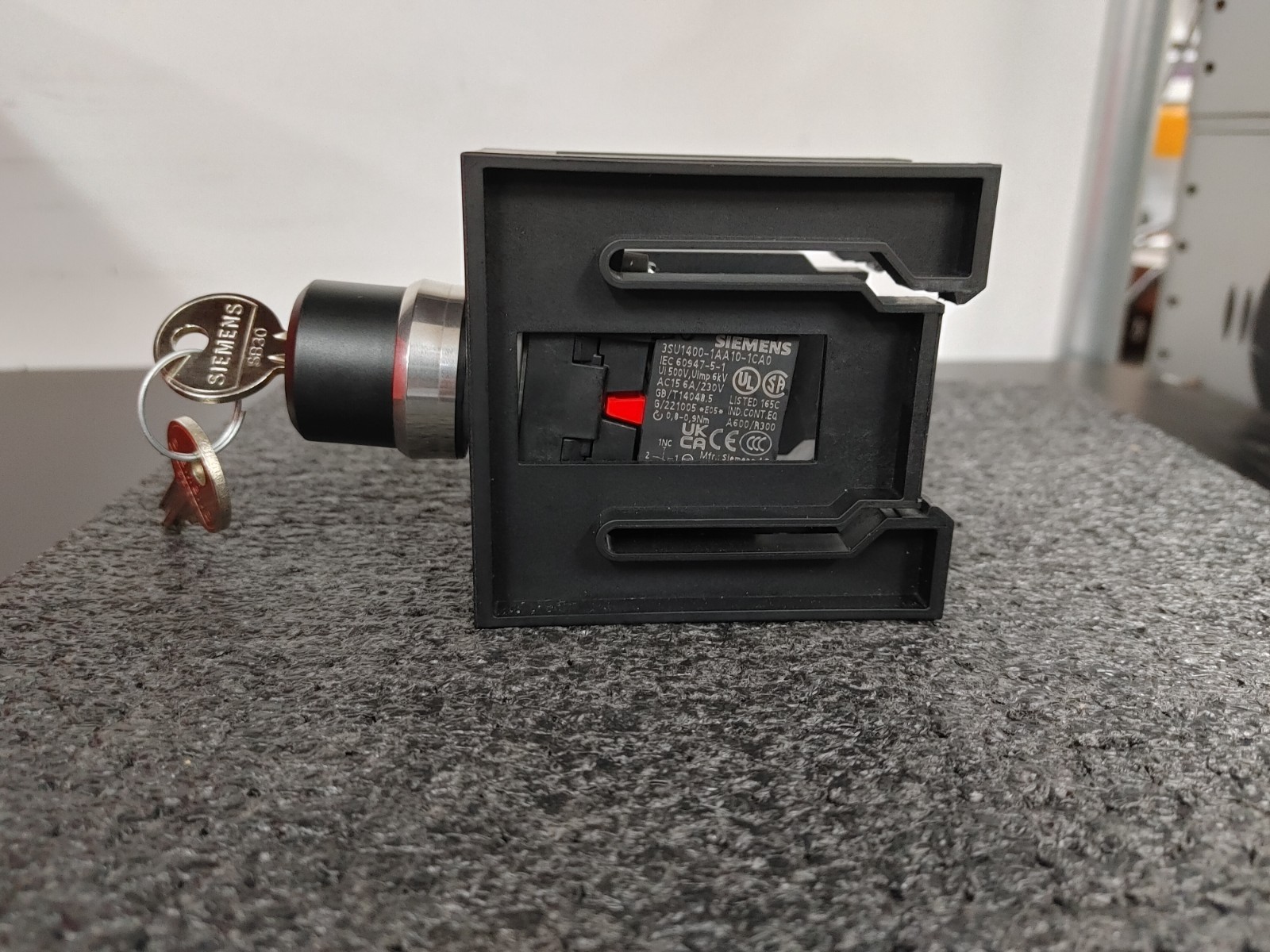 SIEMENS Key On Off Switch with 3SU1400-1AA10-1CA0 Contact Module