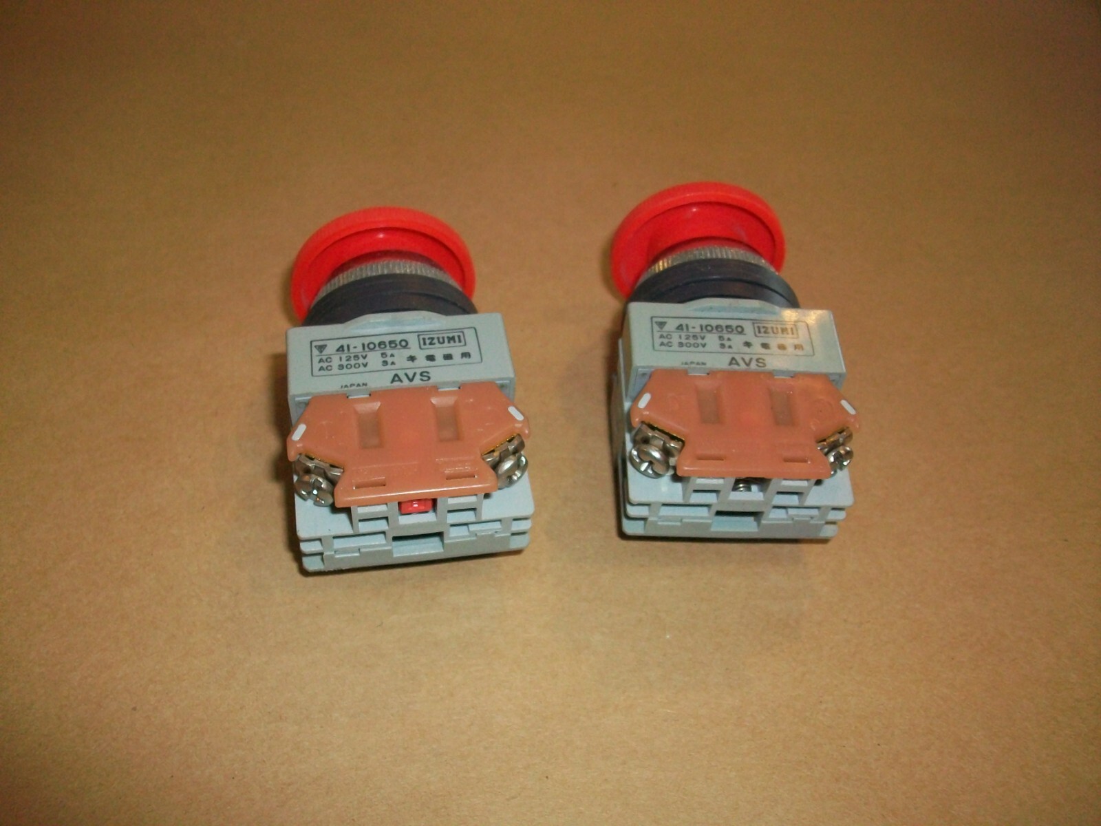 2pc IZUMI E-Stop Push Button 41-10650 USED