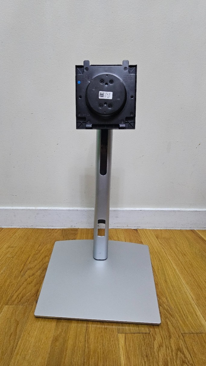 Dell Stand for 32” Monitor. Silver. DP/N 0RGK27.