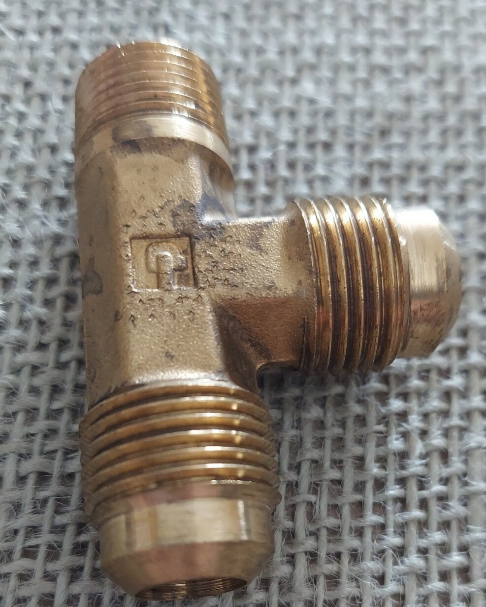 151F-8-6 Male Tube to Pipe Run Tee. 1/2″ x 3/8″. 45 Deg Flare x Male Pipe. Brass