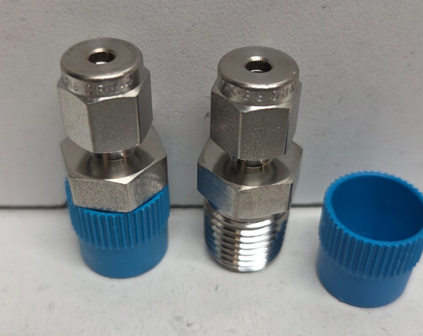 LOT OF 2 NEW NO BOX! SWAGELOK 1/8″ TUBE OD X 1/4″ MNPT 316 CONNECTORS SS-200-1-4