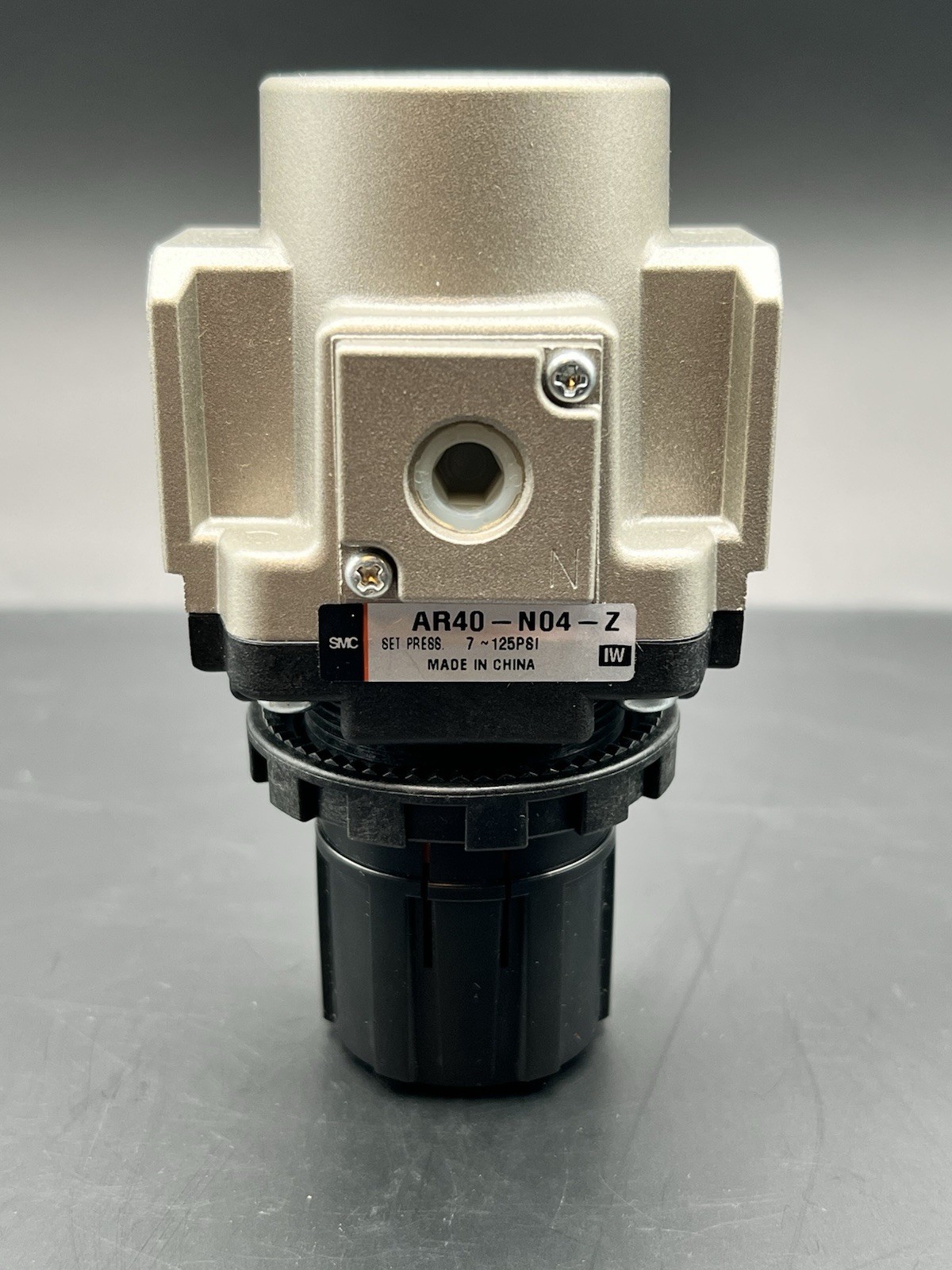 New-SMC AR40-N04-Z PNEUMATIC REGULATOR 7 VAC 125 PSI