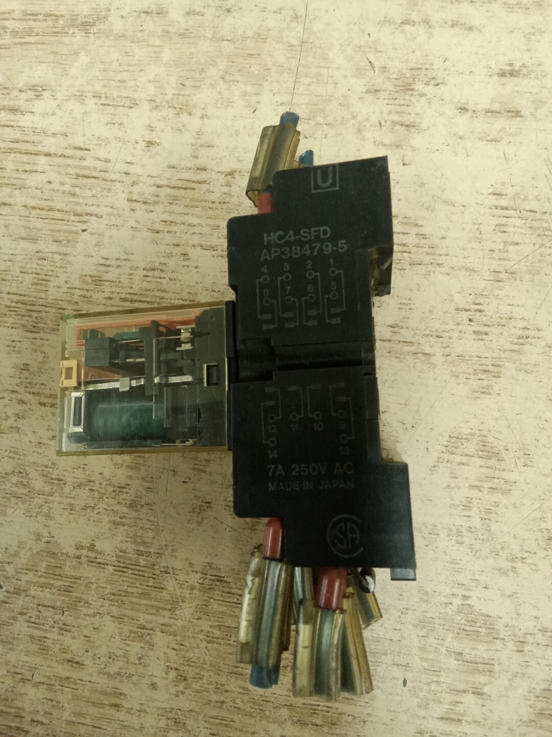 Idec RU4S-D24 Relay w/ Socket Base HC4SFD AP38479-5 63520 *FREE SHIPPING*