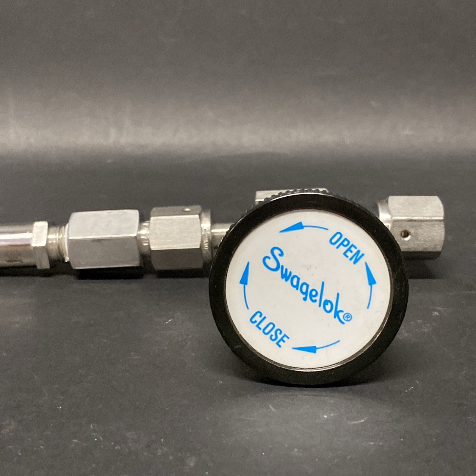 NICE CLEAN SWAGELOK BELLOWS VALVE SS-4BG-V51 With Check Valve SS-4C2-1 1 PSI YA