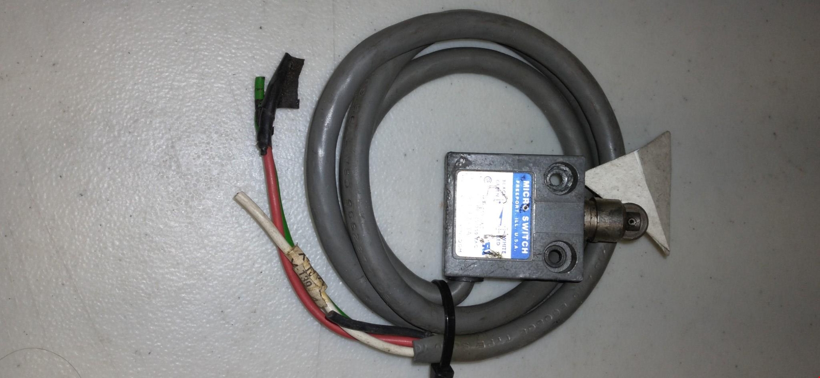 Honeywell Micro Switch 914CE2-3A Enclosed Limit Switch SPDT 5A 250VAC 1/10HP