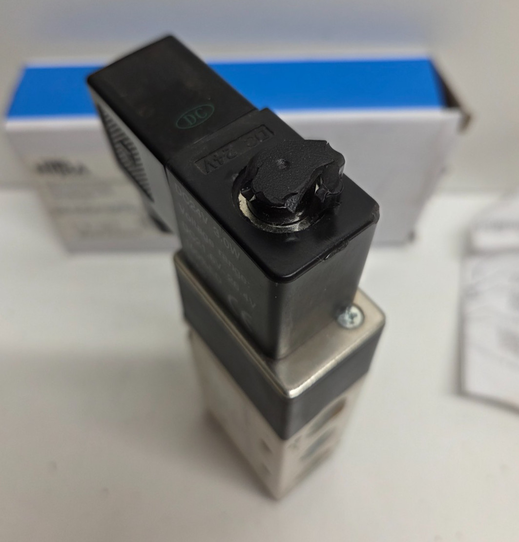 GOOD USED NITRA 24V 1/4″ NPT 5PORT 2POS SOLENOID VALVE *BROKE KNOB* AVS-5312-24D