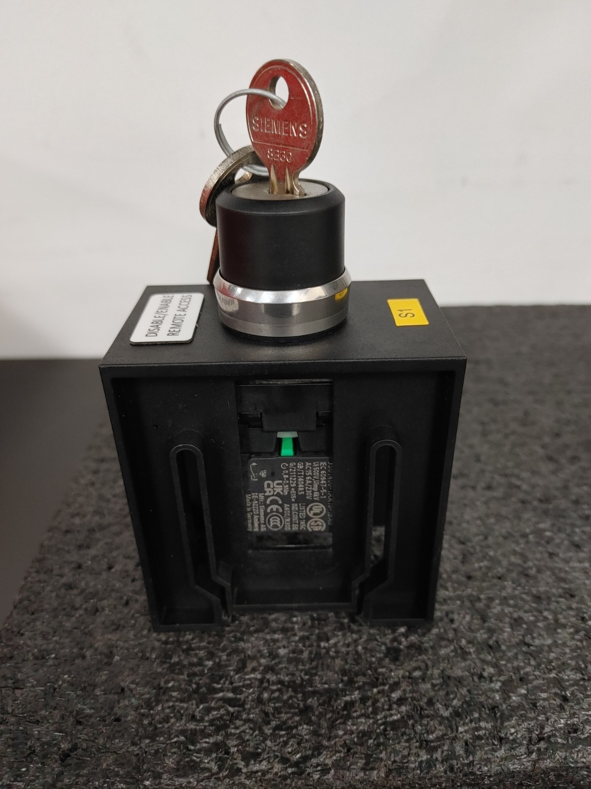 SIEMENS Key On Off Switch with 3SU1400-1AA10-1BA0 Contact Module