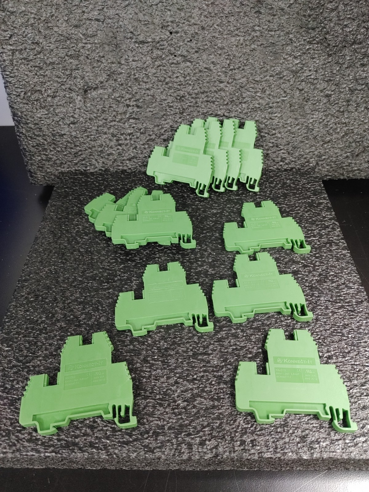 Lot of 12 KONNECT IT KN-D12 Green 300V 20A DIN Rail Terminal Block