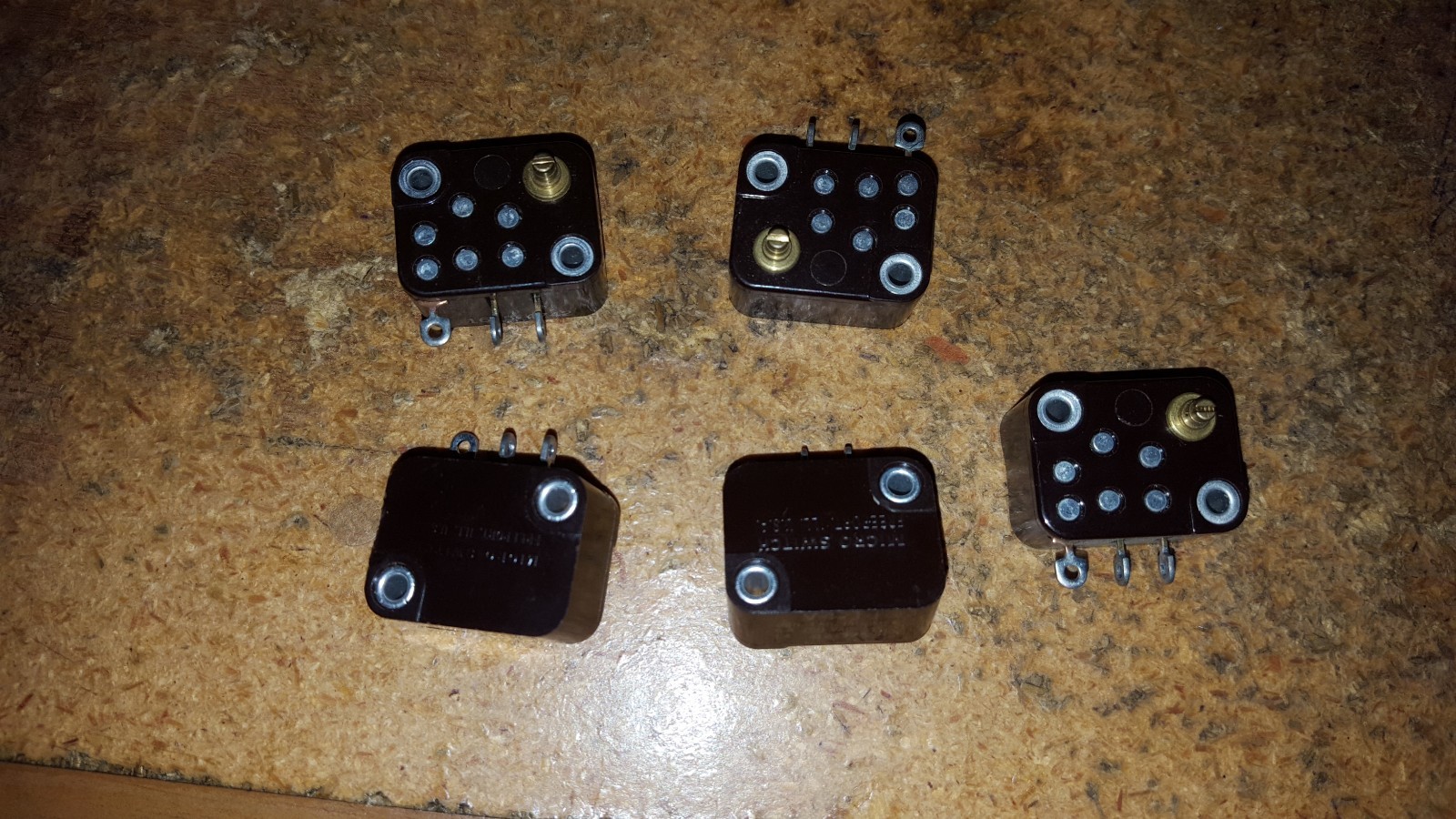 ORIGINAL MICRO SWITCH BRAND V4-14 5A 250 VAC BRAND NEW LOC TOP DSK CENTER
