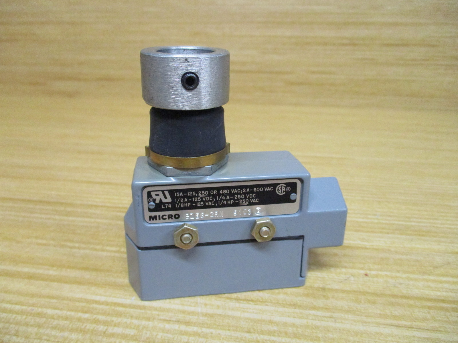 Micro Switch BZE6-2RN Limit Switch BZE62RN W/ Collar Bracket