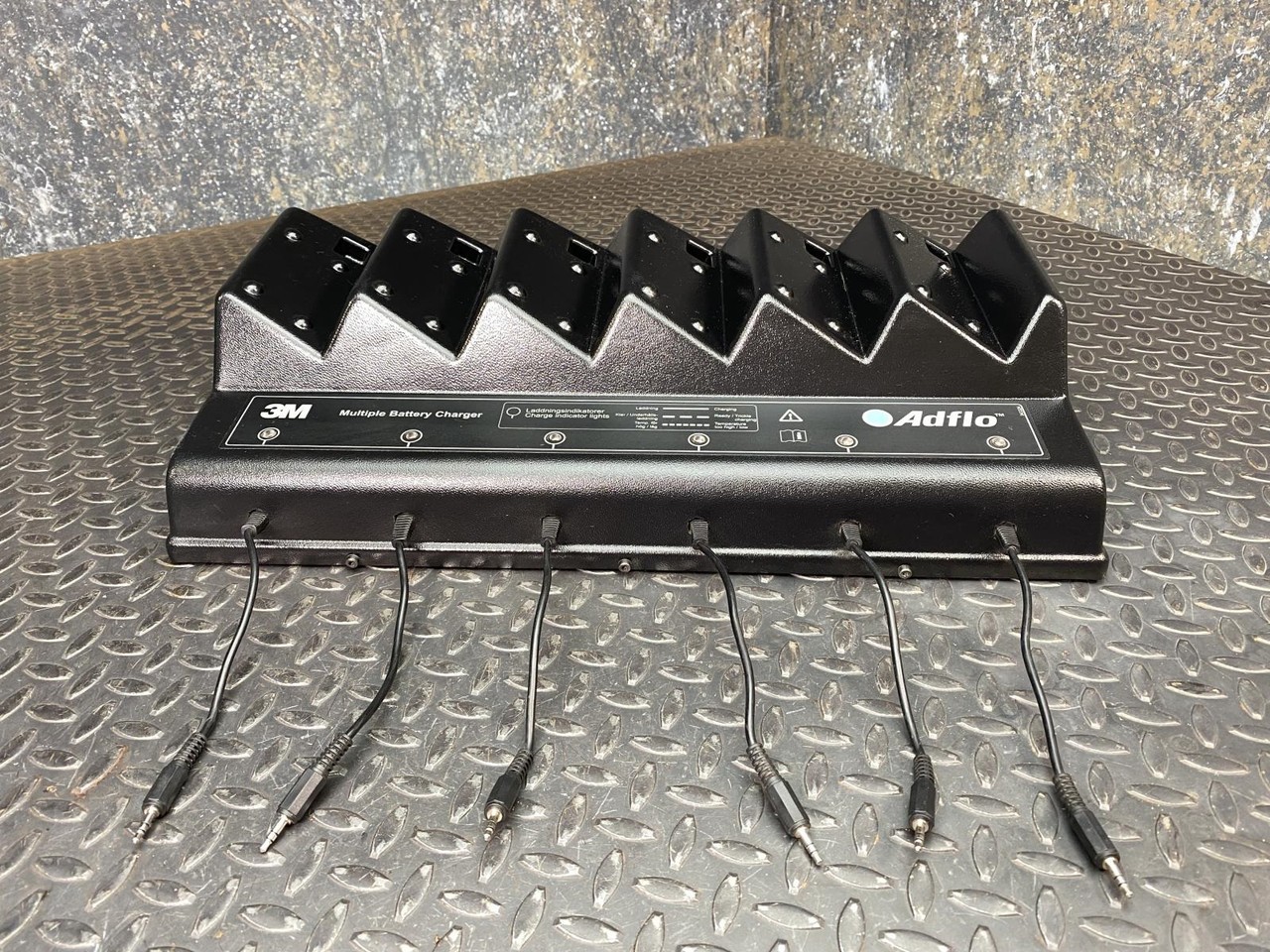 3M Adflo 833206 Six-Bay NiMH Battery Charger 1.4A 7-20VDC