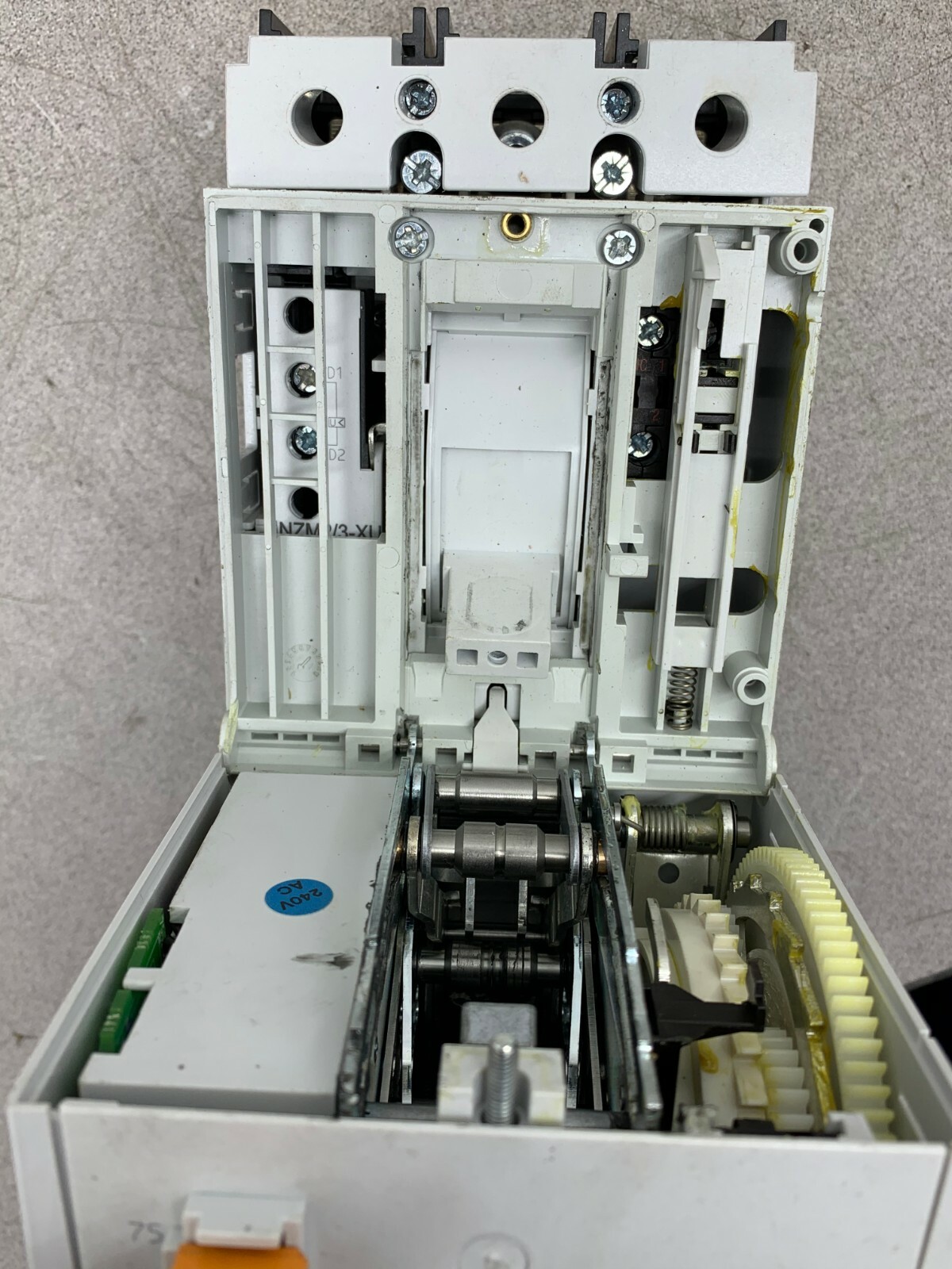NEW EATON MOELLER 250AMP BREAKER WITH SYNCHRONIZED REMOTE OPERATOR NZM 2-XR