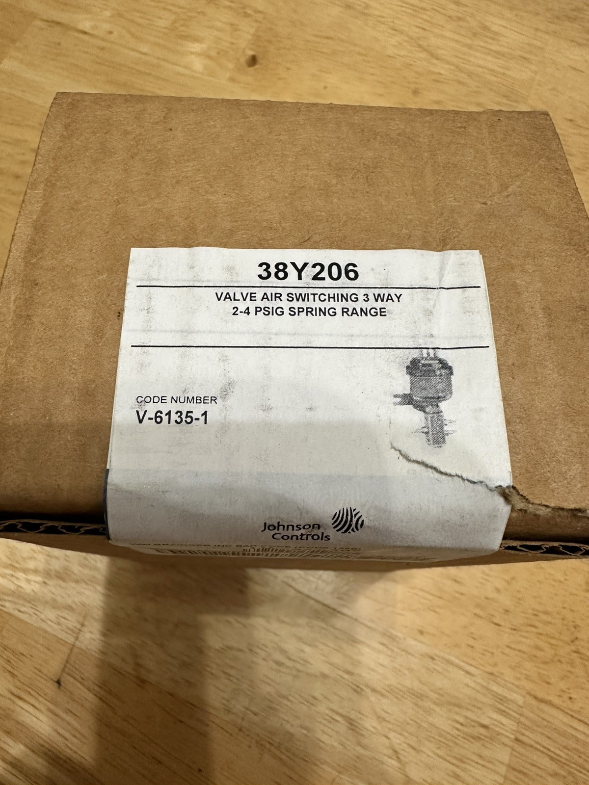 JOHNSON CONTROLS V-6135-1 Air Switching Valve, 2 to 4 psi, NO/NC 38Y206