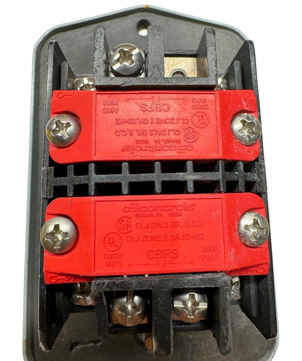 Eaton 10250TD2 Red Emergency Stop Push Button w/Hoffman ED1PB1 Enclosure Box