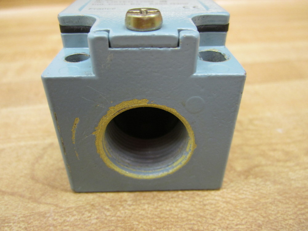Telemecanique XCK-J Limit Switch XCKJ 092856 With ZCK-E67 Roller Type Head