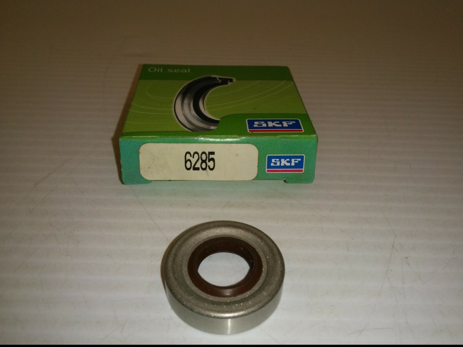 SKF CHICAGO RAWHIDE 6285 OIL SEAL, JOINT RADIAL, 15.88×31.75×7.95mm CRWA5 V, NIB