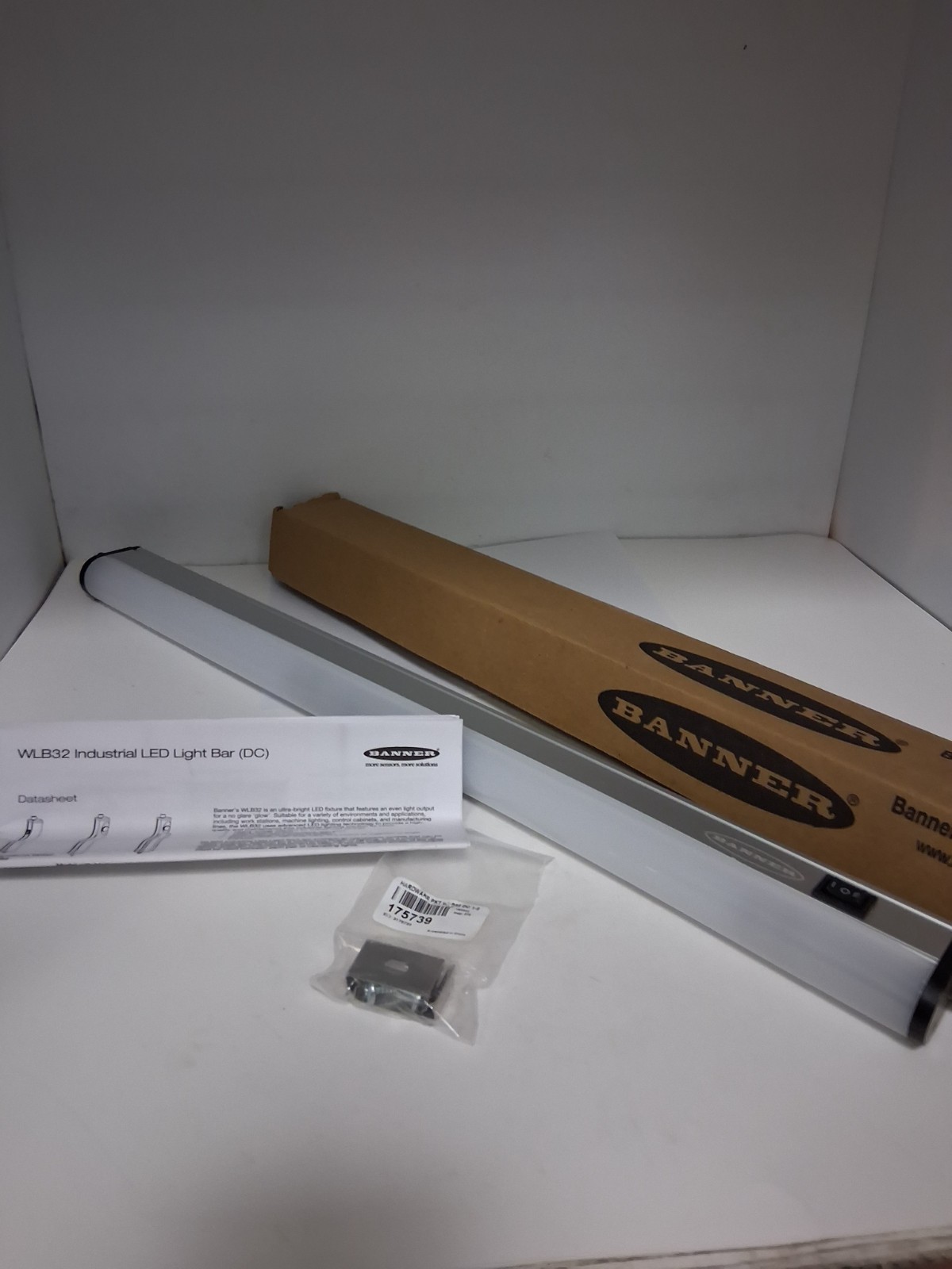 BANNER WLB32C570PBQ WORKSTATION LIGHT BAR ADJ LED 12-30VDC 570MM L WHITE NIB