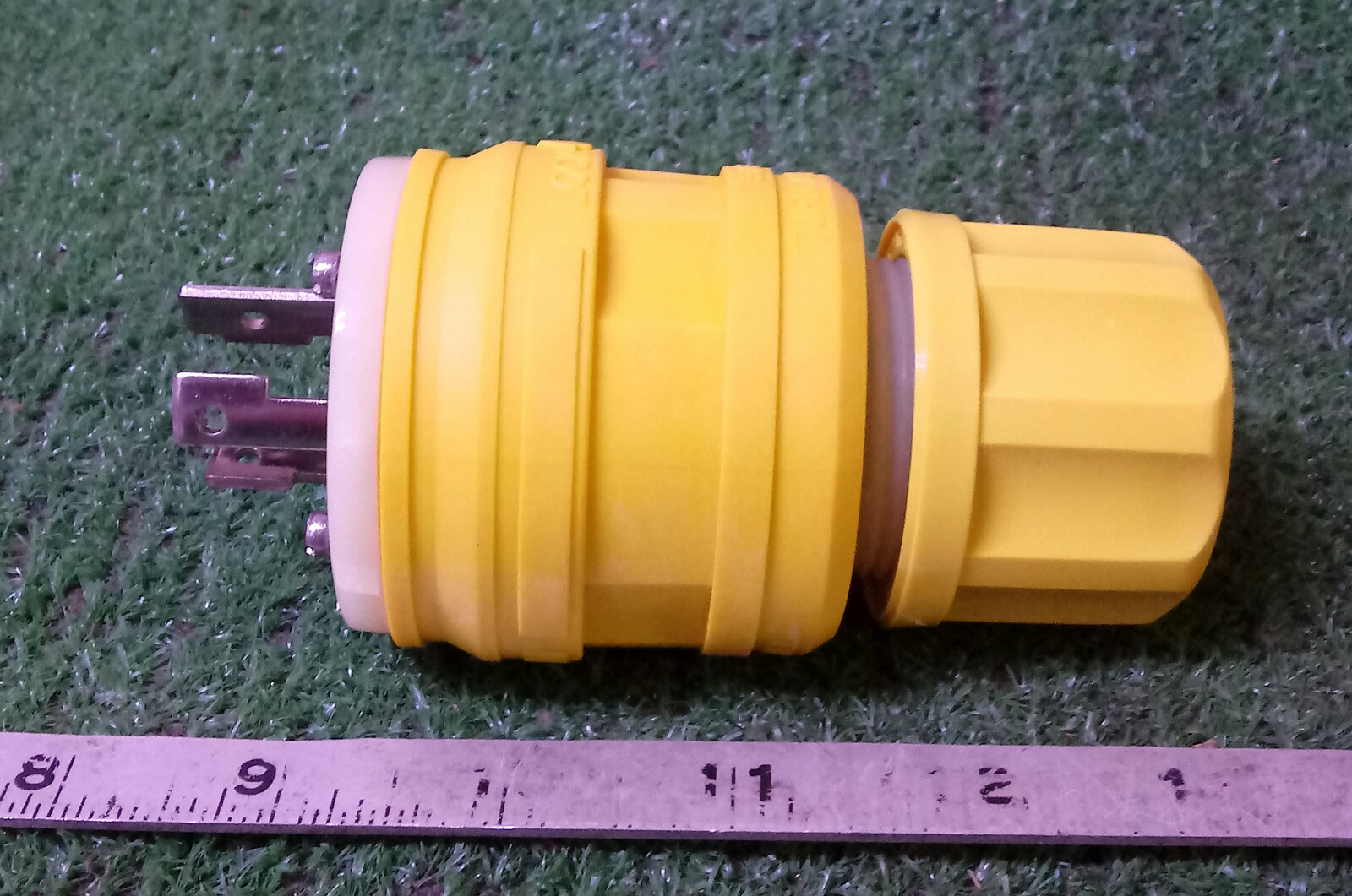 1 NEW LEVITON 28W49 30A-277V AC WET-GUARD PLUG NNB ***MAKE OFFER***