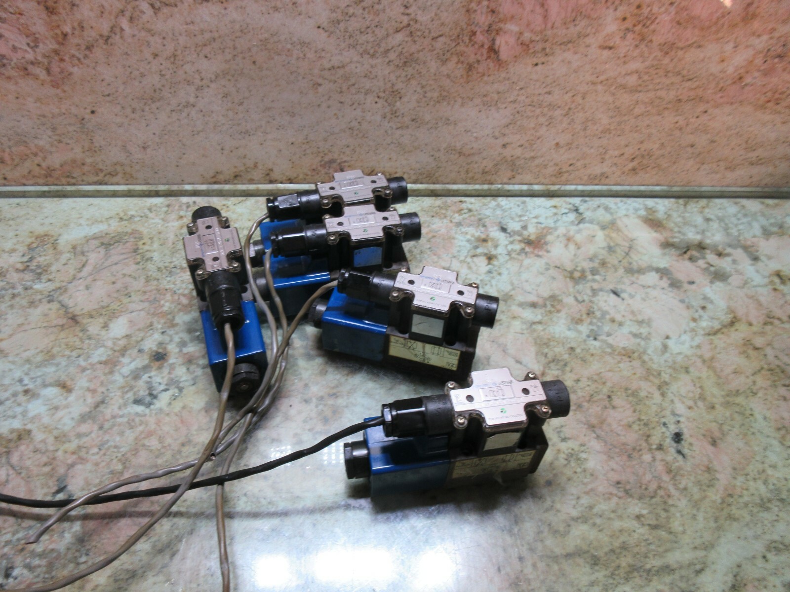 SPERRY VICKERS VALVE DG4L-3-2A-PL2-H-10 5070 VALVE LOT OF 3 PIECES