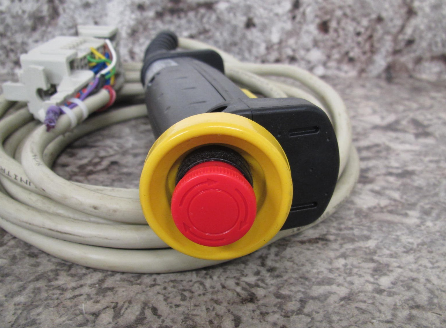IDEC HE1G-20ME Silicone Rubber / Yellow Pushbutton Enabling Grip Switch Used