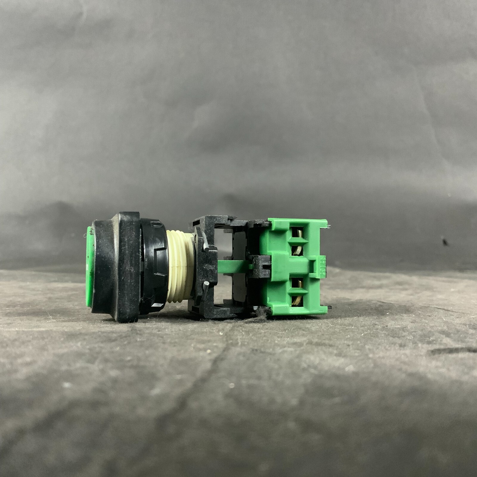 SCHNEIDER ELECTRIC DA10 CONTACT BLOCK ($8 OBO)