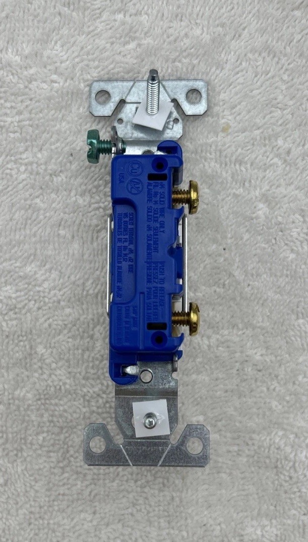 Eaton NSB 1301-7W-10 (5) Boxes of 10 Single Pole Toggle Switches 2 open 3 Sealed
