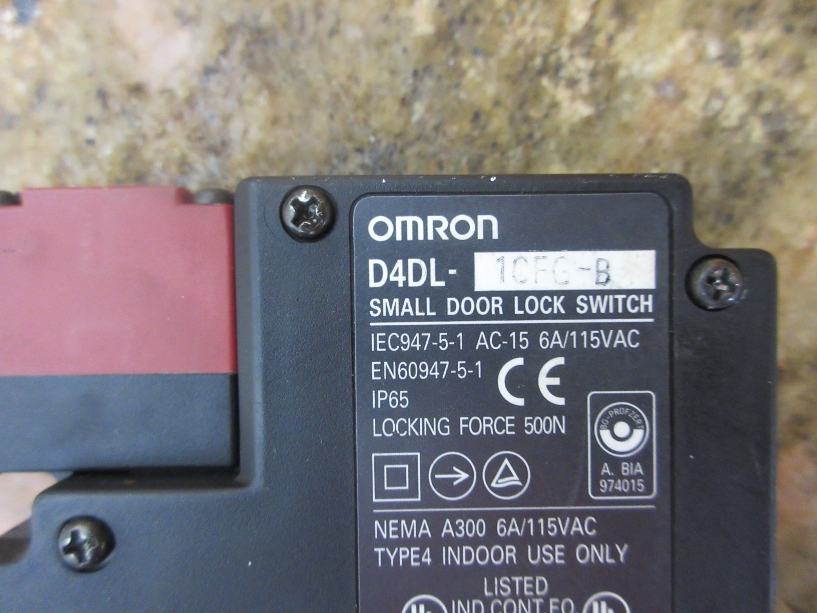 OMRON SMALL DOOR LOCK SWITCH D4DL-1CFG-B