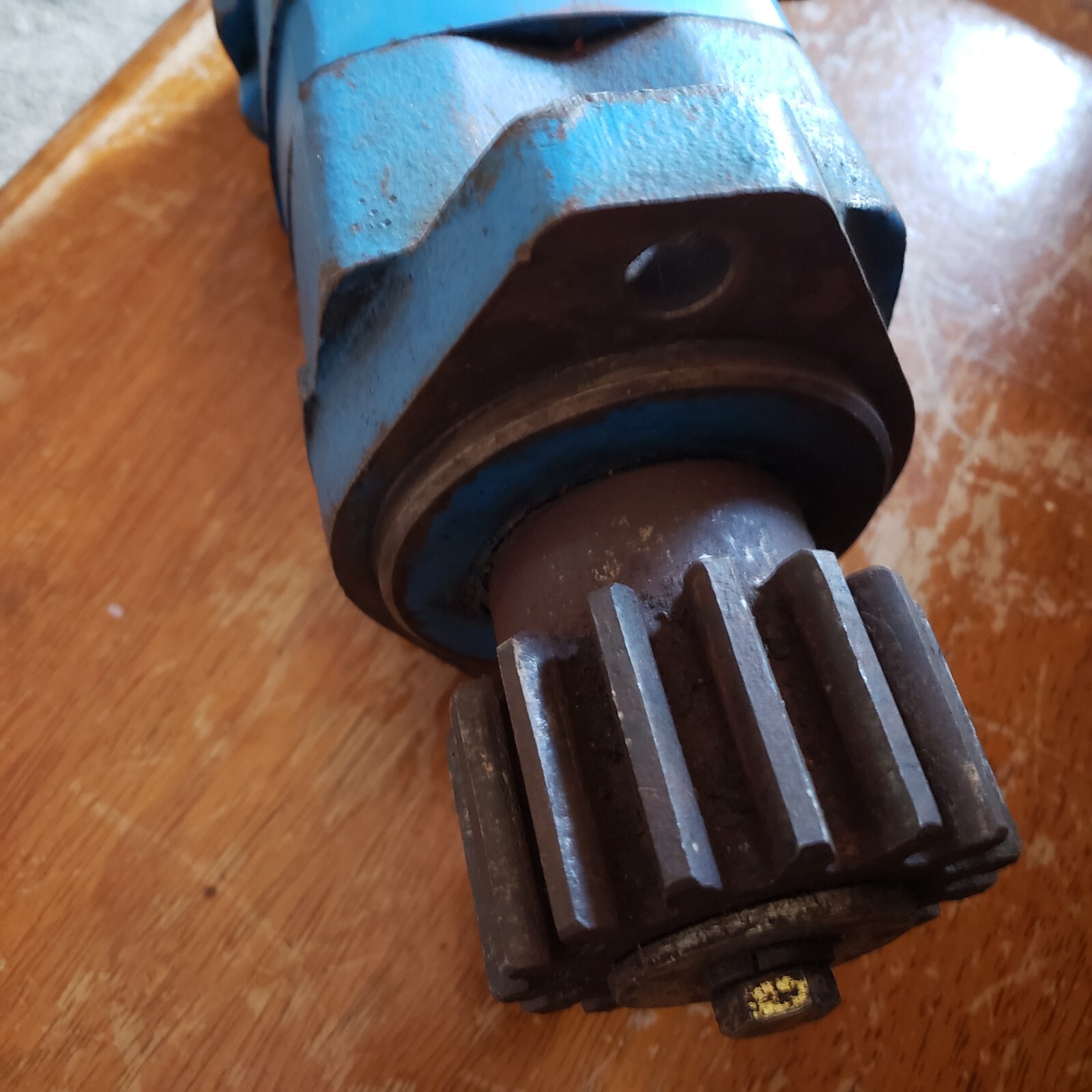 OEM Eaton Char-Lynn Hydraulic Motor w/ gear # 104-1025-006 Series 2000