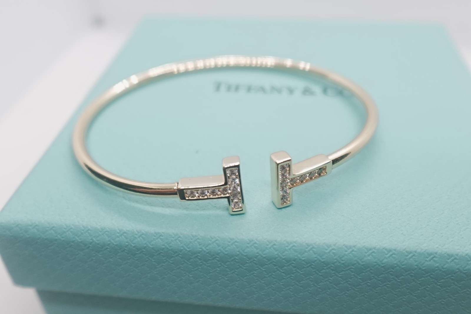 New.Tiiffany&Co.T Wire Bangle Bracelet 18k White Gold Diamond Size small