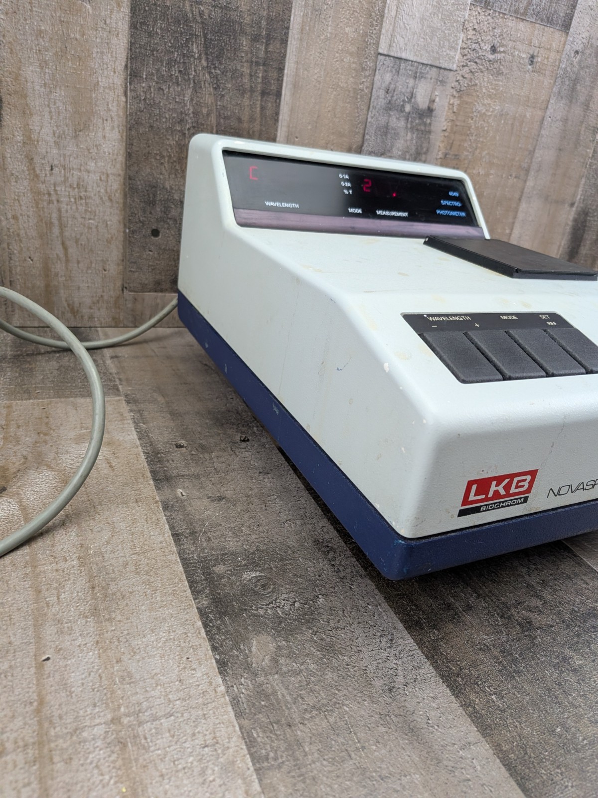LKB Biochrom 4049 Novaspec Spectrophotometer Photometer