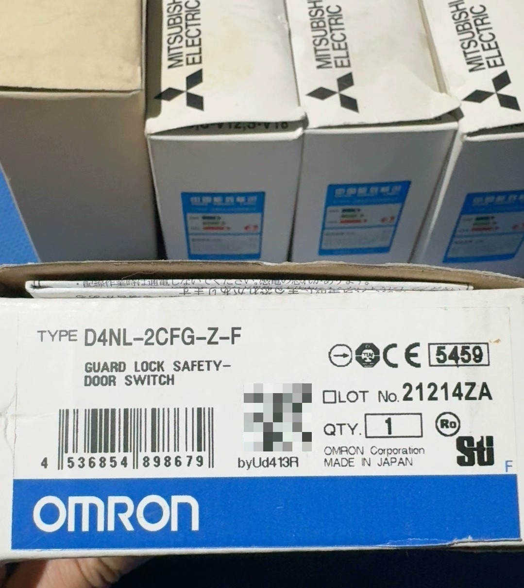 1PCS NEW Omron D4NL-2CFG-Z-F Safety Door Switch
