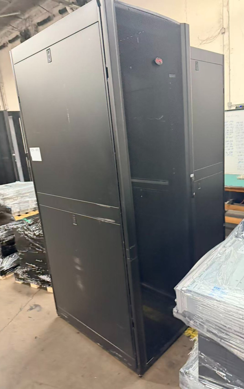 APC AR3157 NETSHELTER ENCLOSURE 48U 750MM X 1070MM SERVER RACK DATA CABINET