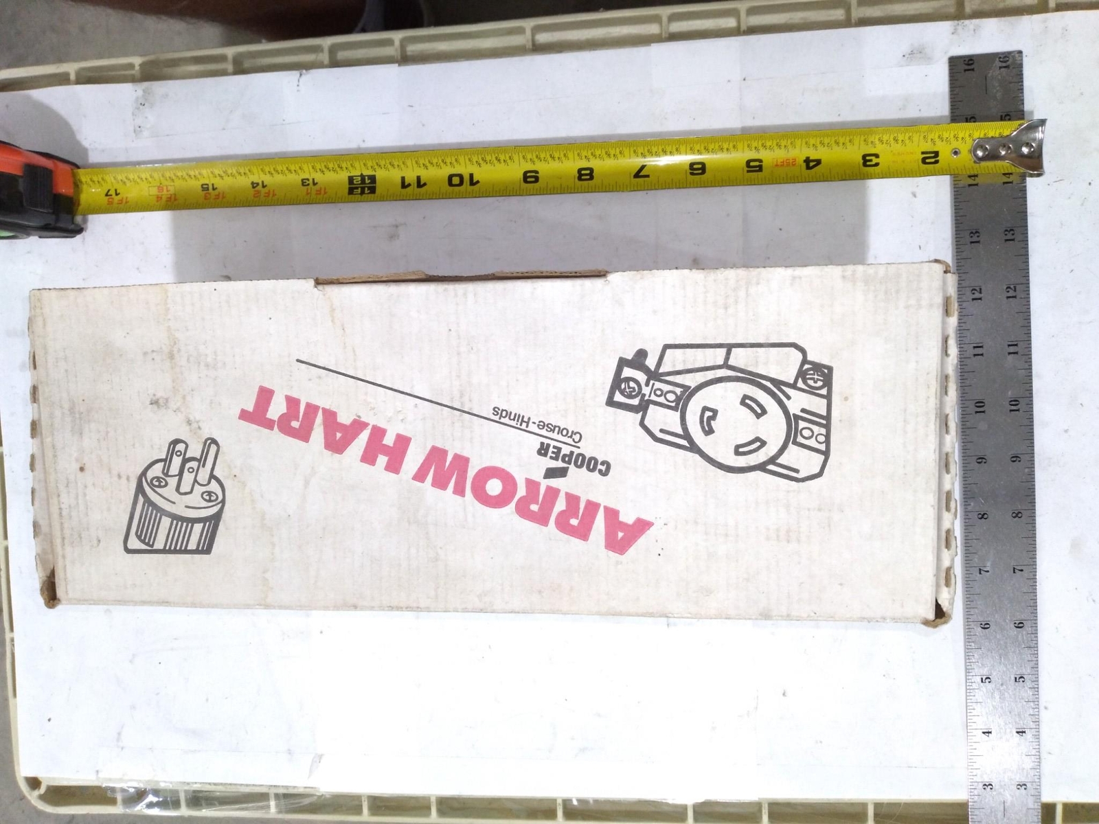 COOPER ARROW-HART 6222 LOCKING PLUG 20A 277VAC 2P 3W GRD ’10 IN BOX’