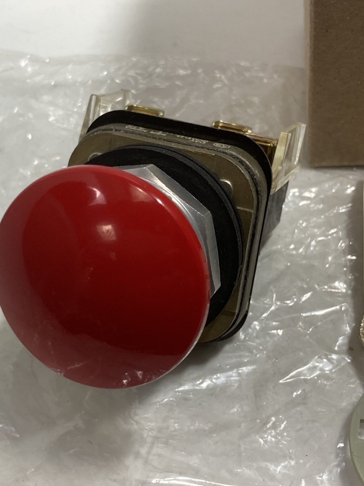 ALLEN BRADLEY 800T-D6A PUSHBUTTON RED MUSHROOM HEAD 1NO/1NC SERIES T NIB