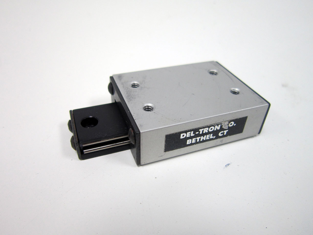 DEL-TRON CO LINEAR MOTION STAGE X-AXIS 2″ LENGTH 1.5″ WIDTH 1.35″ TRAVEL DELTRON
