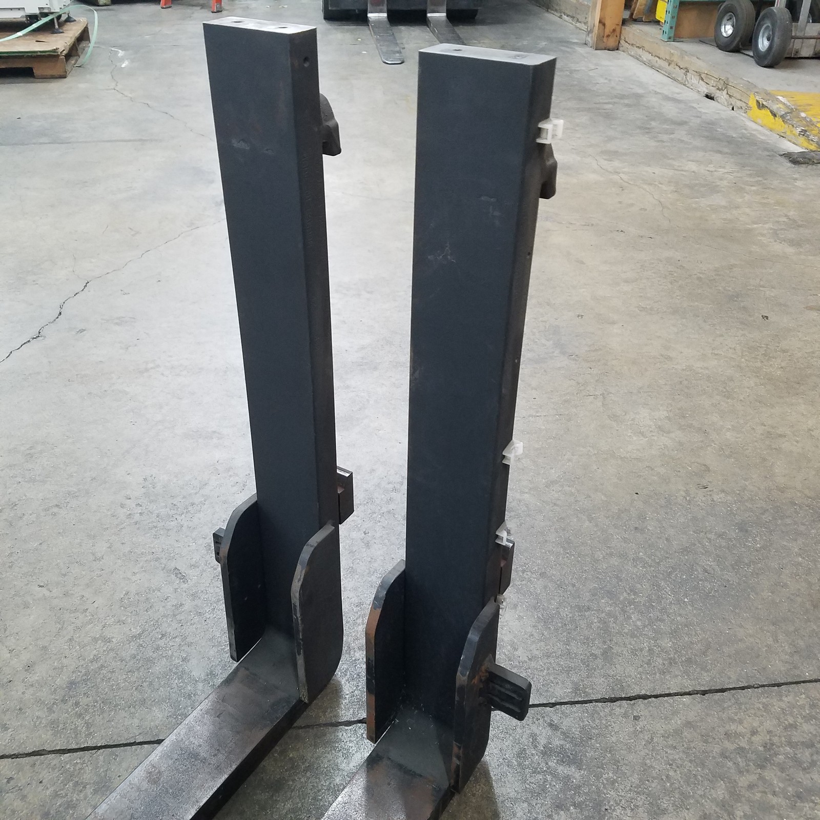 Kenhar 1250×600, K547, 48″ L x 4″ W x 1.5″ Thick, Pair of Forklift Forks – USED