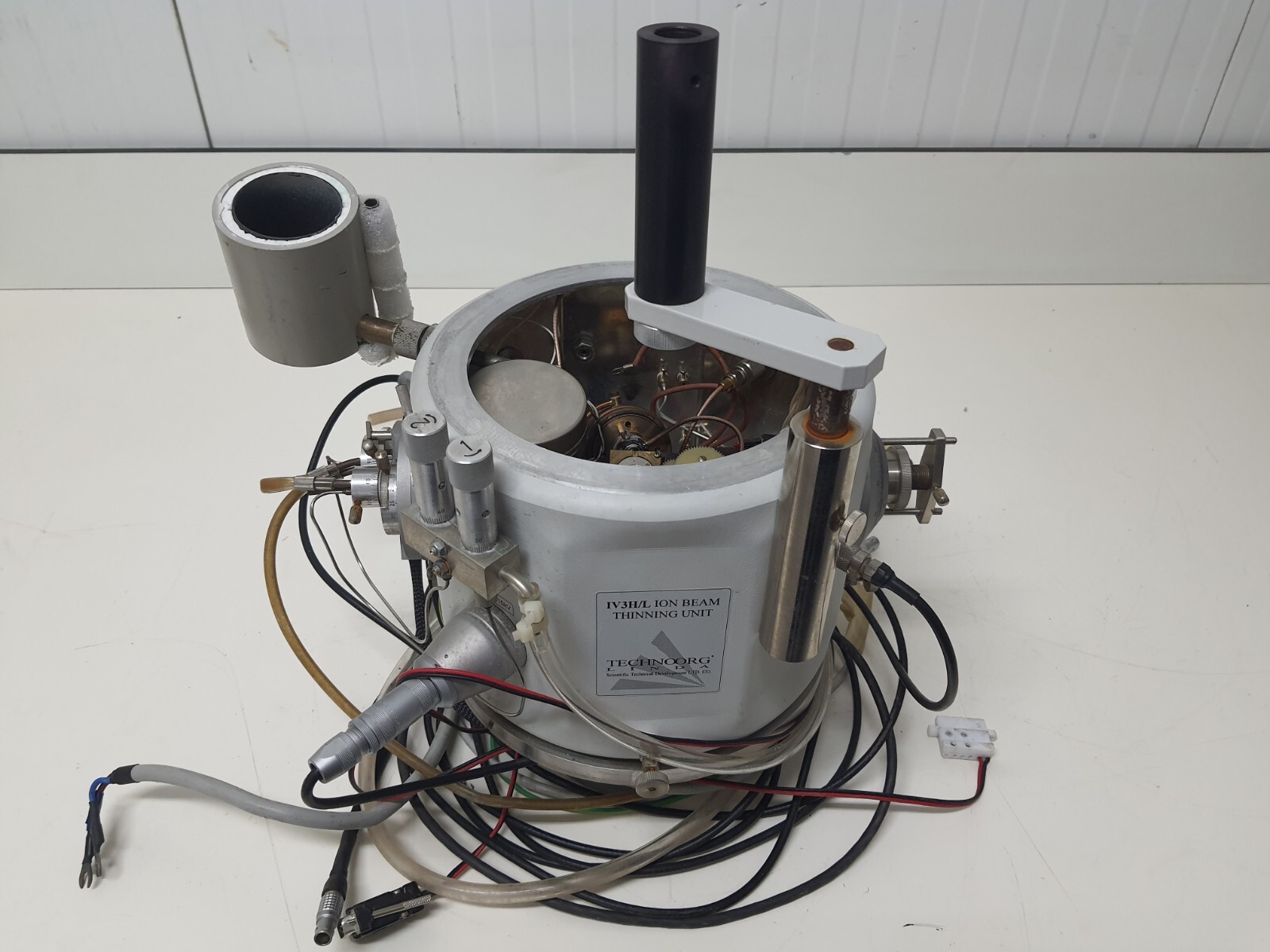 linda technoorg Pfeiffer IV3H/L ion beam thinning Mill milling unit iv3