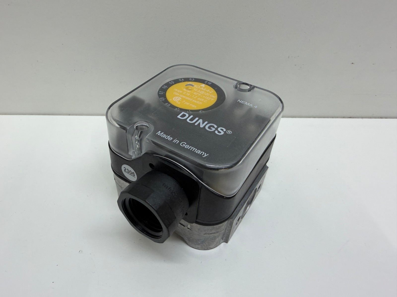 NEW IN BOX! DUNGS 120V 7PSI GAS OPERATED PRESSURE SWITCH 271329 GGAO-A4-4-2
