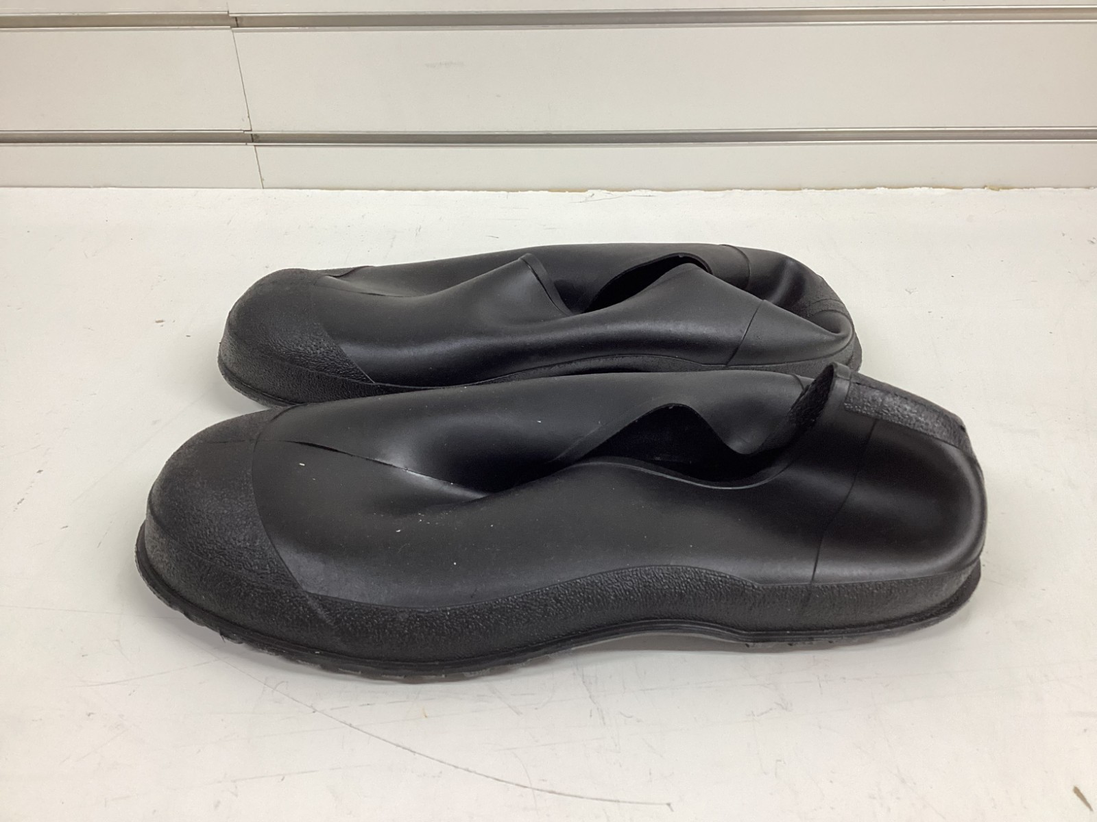 TINGLEY 35111 Overshoe: Ankle Shoe, Plain, Cleated, 8 to 9-1/2 Fits Shoe Size