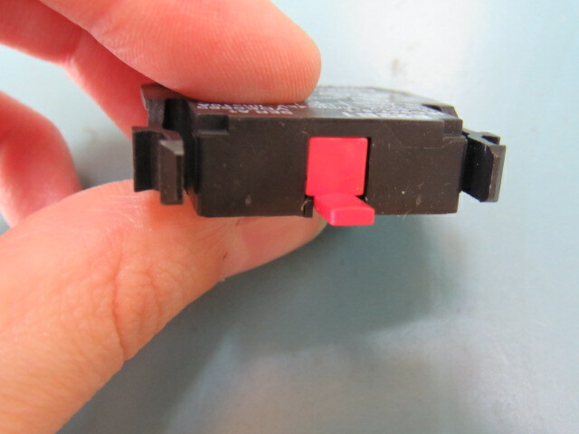 CUTTER-HAMMER E22B1 Qty of 2 per Lot Contact Block, 10 A, 600 V, 1 Pole, 1NC