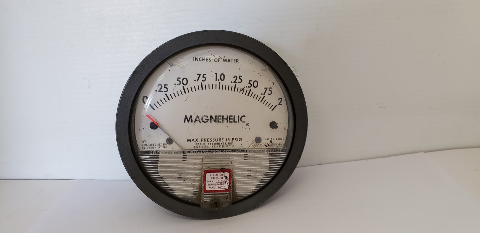 MAGNEHELIC 0-2″ OF WATER PRESSURE GAUGE, 15 PSIG, CAT NO. 2002C