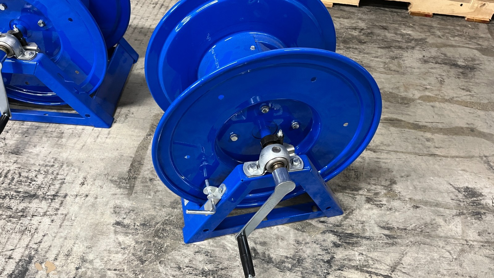 Coxreels 1125PCL-8M-C Hand Crank Hose Reel, 250 Feet Length, 600V, Blue – 11K513