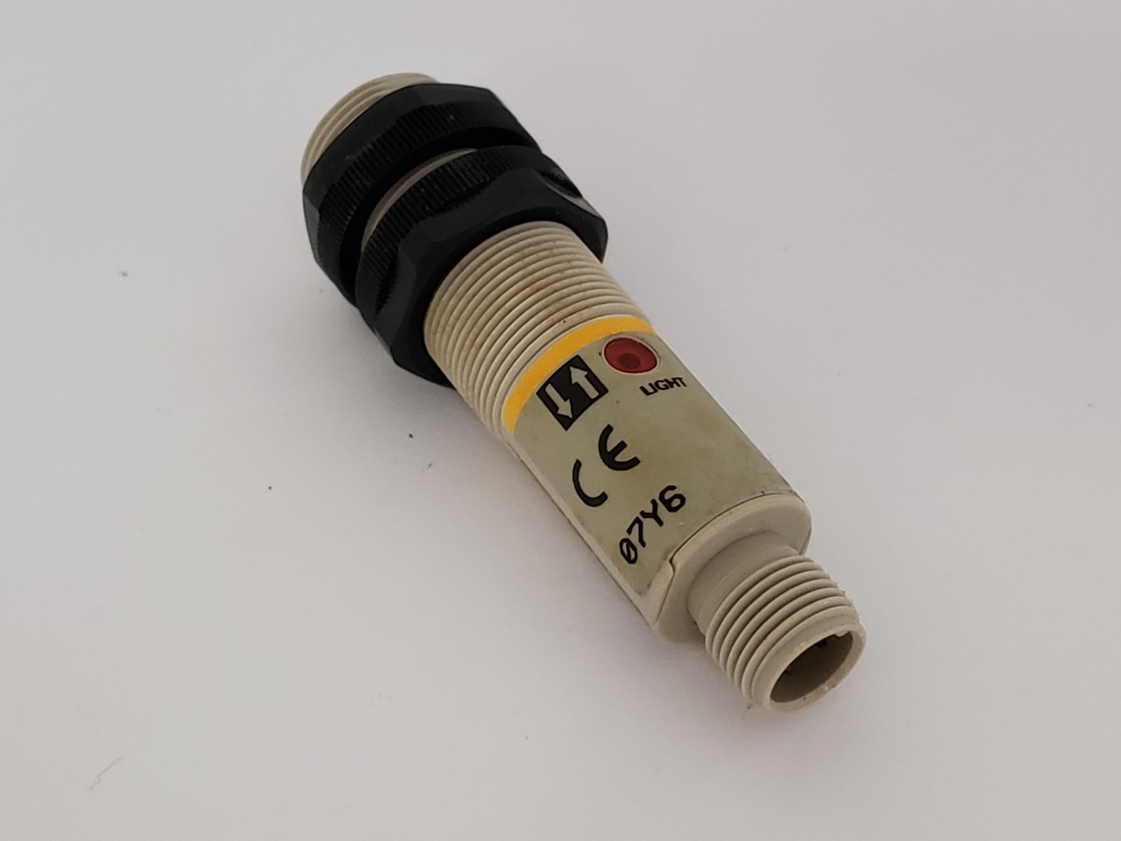 OMRON E3F2-DS10B4-P1 PHOTOELECTIC SENSOR PNP 10-30 VDC 4 PIN