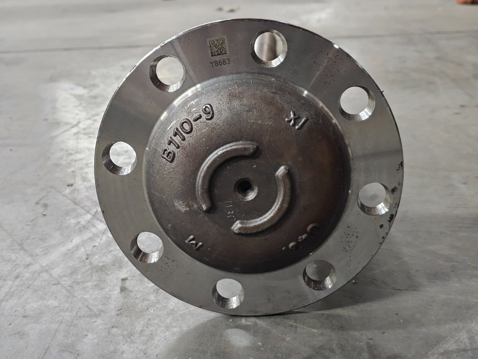 Meritor B110-9 41-inch Axle Shaft Y8683 043 SIlver, 8-Bolt Hole Steel