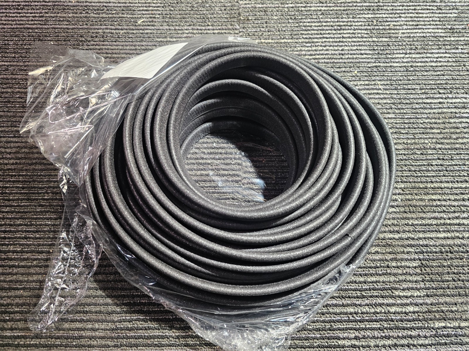 Edge Trim Single Gripping Finger, 100 ft Overall Lg, PVC Outer, 23/32 in Leg
