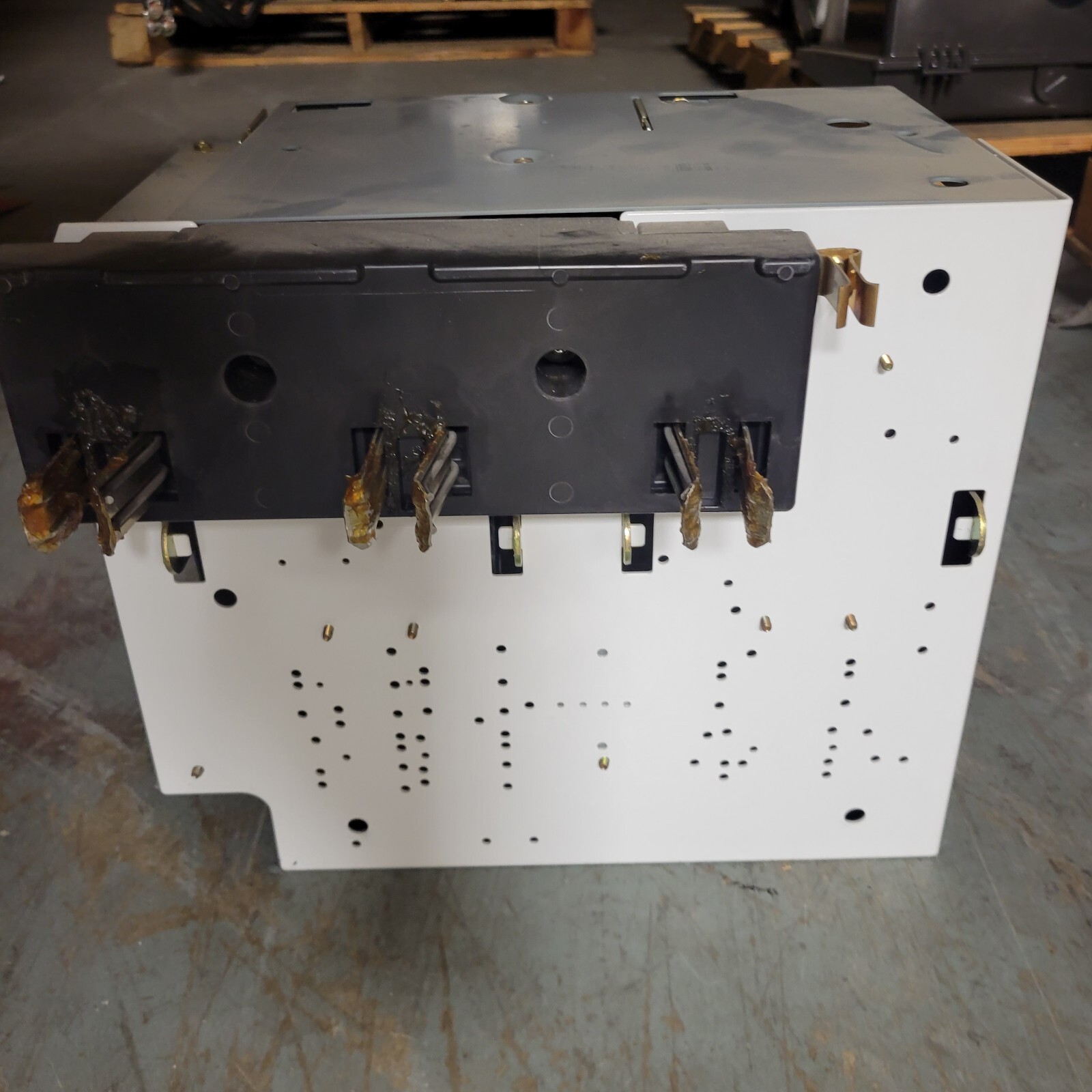 ALLEN BRADLEY 2193F-AAC-3232CM Q: 600 VOLT 3PH. DUAL HFD3030L BREAKERS MCC FEED