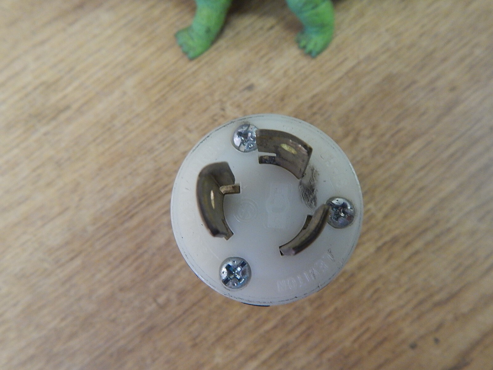 Leviton Nema L5-15 4120-C Turn & Pull 3-Prong Female Plug *FREE SHIPPING*