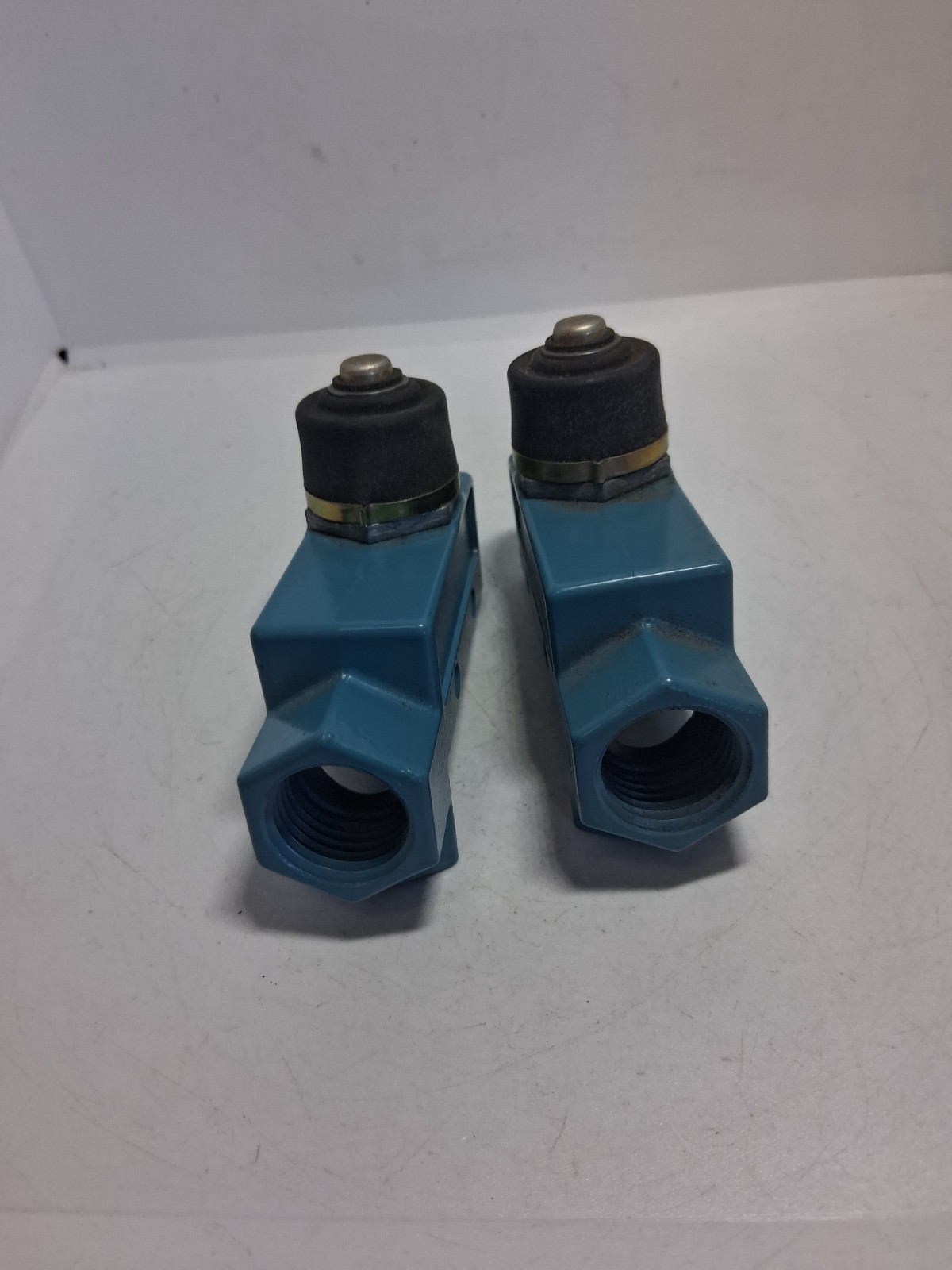 HONEYWELL BZE6-2RN LIMIT SWITCH PLUNGER 15A 125, 250 OR 480VAC (LOT OF 2) NNB