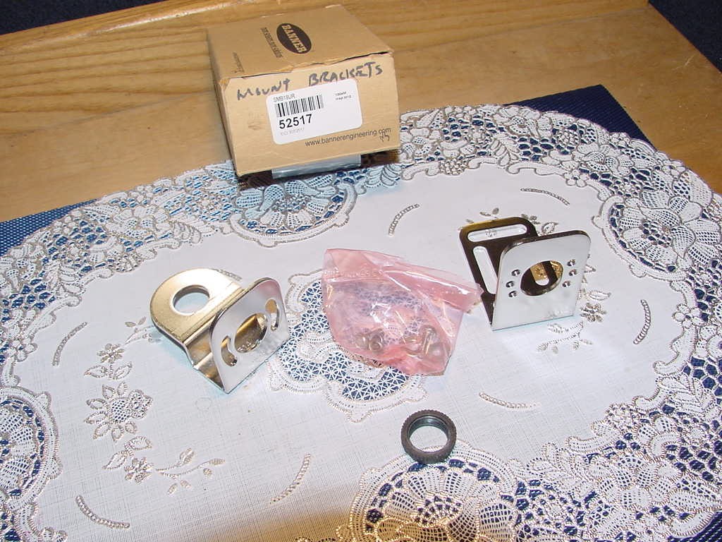 Banner SMB18UR, 52517 Two-Piece Universal Rotating Sensor Mounting Bracket NEW